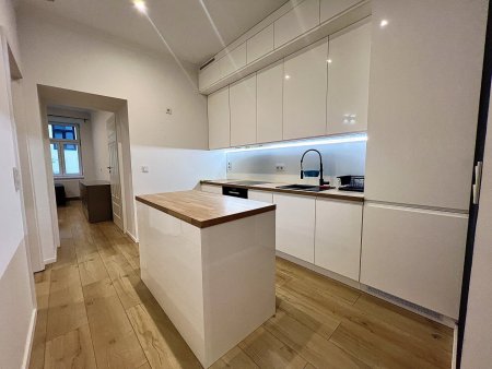 Altbaucharme trifft auf modernen Komfort – kernsanierte 2,5-Zimmer-Wohnung