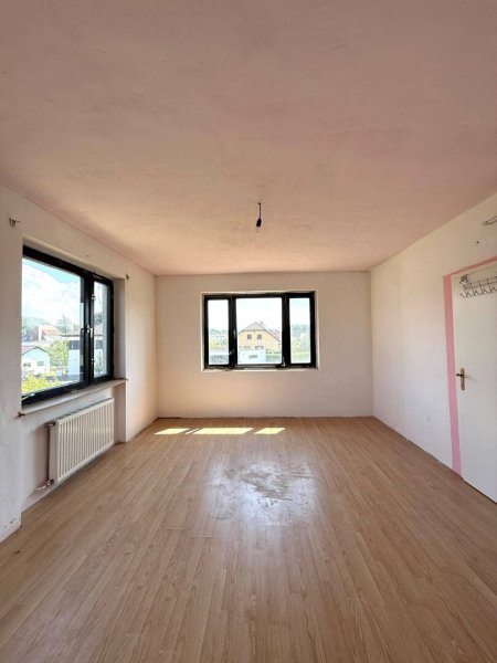 Großzügiges Haus in Traismauer mit Garten, Balkon & Garage – renovierungsbedürftig!