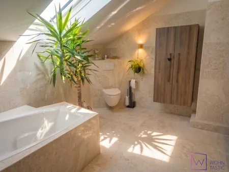 Helles Bad mit extragroßer Wanne