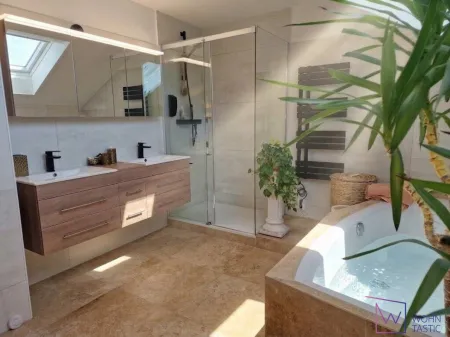 Großes Badezimmer im OG
