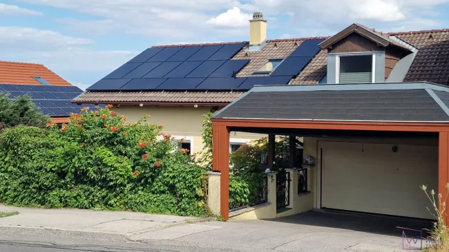 Doppelgarage mit Doppel-Carport und eigenem elektrischen Tor