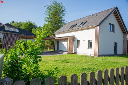 Energieeffizient wohnen - Neubau mit Carport & zwei Terrassen
