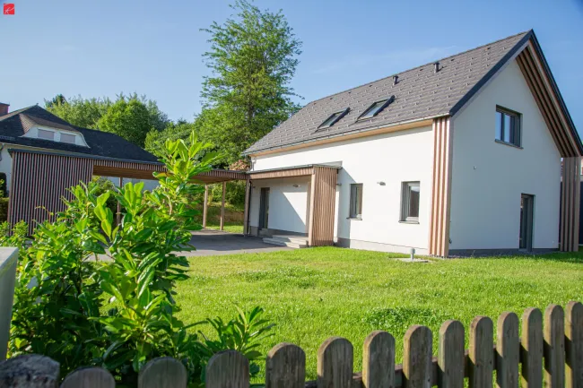 Energieeffizient wohnen - Neubau mit Carport & zwei Terrassen - Titelbild