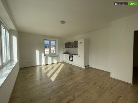 Mietwohnung mit möblierter Küche ++ Badezimmer mit Fenster ++
