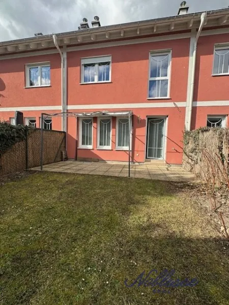 Großzügiges Mittelreihenhaus Nähe Donauzentrum inklusive Garagenstellplatz für einen PKW! - Titelbild