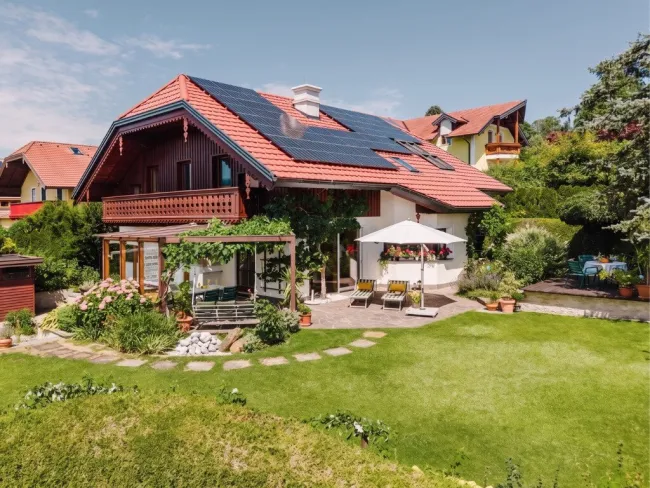 Raum für Generationen. Ein besonderes Landhaus mit Einliegerwohnung und Irrseeblick - Titelbild