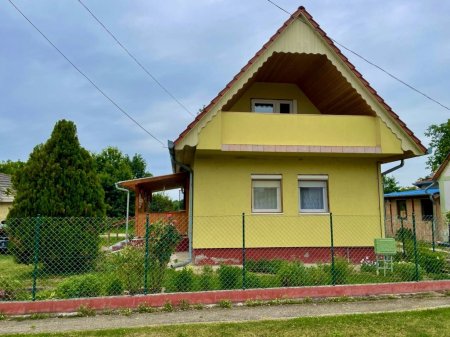 PRIVATVERKAUF: Gepflegtes Haus mit zwei getrennten Einheiten in Vörs, Ungarn zu verkaufen.