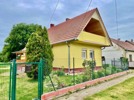 PRIVATVERKAUF: Gepflegtes Haus mit zwei getrennten Einheiten in Vörs, Ungarn zu verkaufen.
