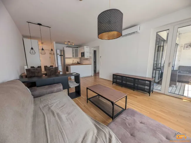 TRIENNA: Moderne 2-Zi-Wohnung mit Balkon / vollmöbliert - Bild