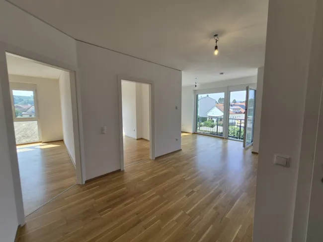 Wohnkomfort mit Aussicht: Ca. 60 m² 3-Zimmer-Wohnung und sonniger 12 m² Südwest-Eckbalkon - Bild