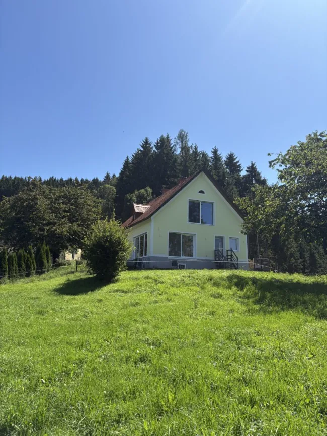 10 ha Reiterhof mit Reitplatz und Panoramalage - Bild