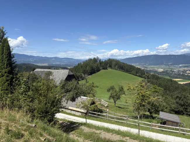 10 ha Reiterhof mit Reitplatz und Panoramalage - Titelbild