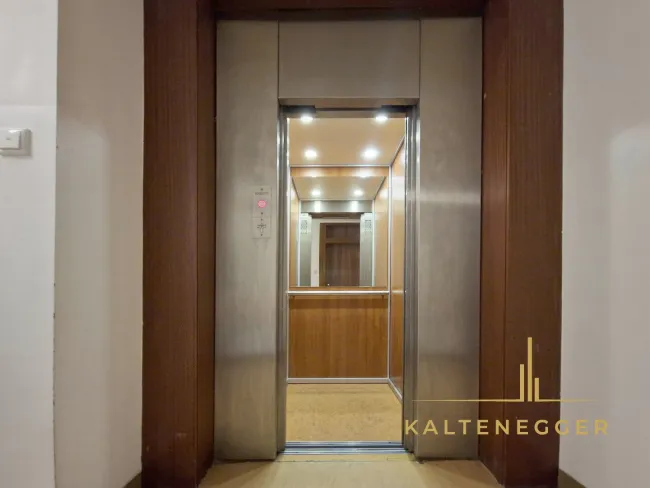 Personenlift, fährt auch direkt in den Keller