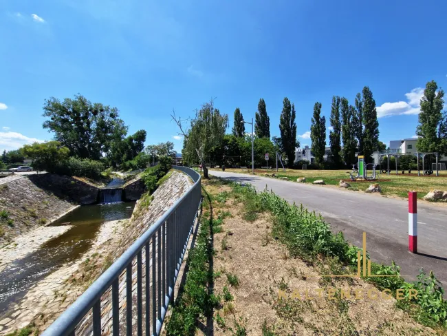 Beliebter Liesingbach mit Fahrradweg und Spielplatz direkt vor der Tür