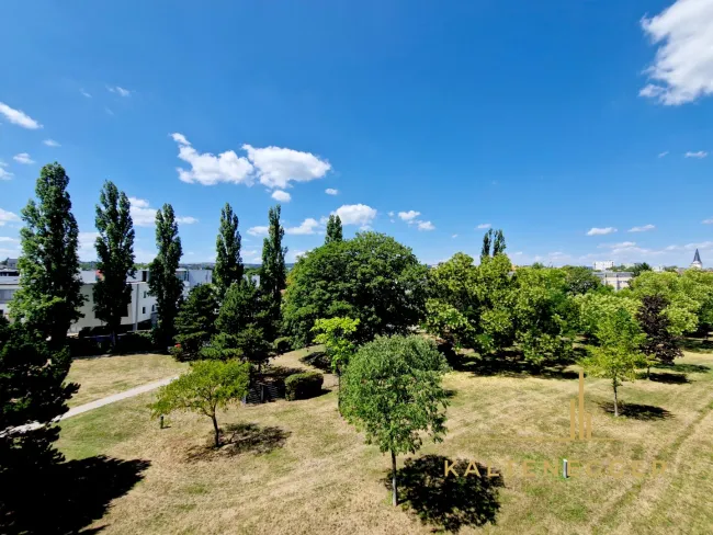 Schlafzimmer ca. 18,44 m² mit Ausgang auf die Terrasse