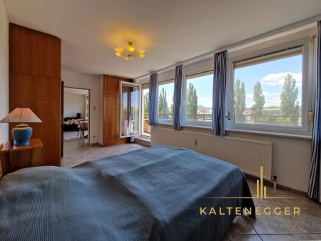 Schlafzimmer ca. 18,44 m² mit Ausgang auf die Terrasse