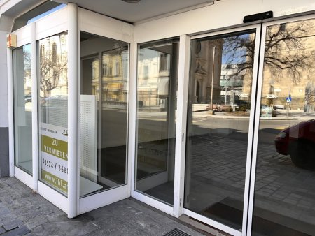 Eingangsbereich mit großen Schaufenster
