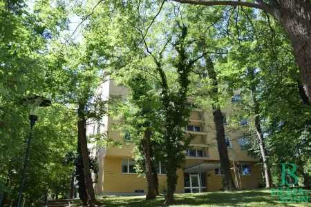 Hausansicht in Parkanlage