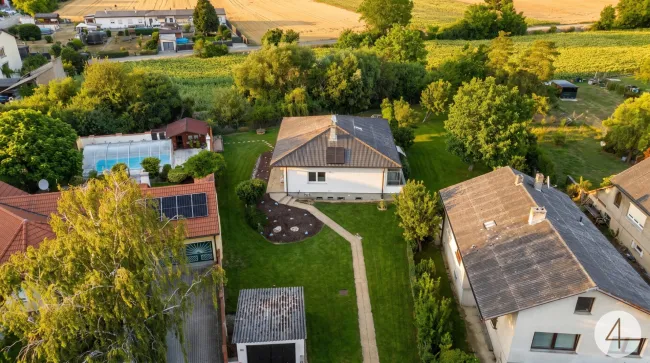 Gepflegtes Einfamilienhaus mit großem Grundstück und zahlreichen Modernisierungen - Titelbild