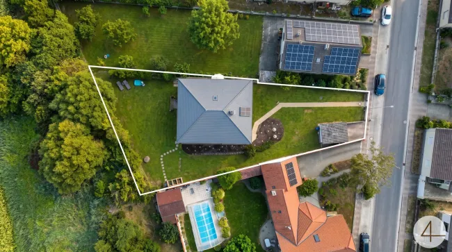 Gepflegtes Einfamilienhaus mit großem Grundstück und zahlreichen Modernisierungen - Bild