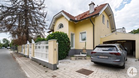 Wohnen mit Stil – Exklusives Einfamilienhaus mit traumhaftem Garten und idyllischem Teich !