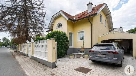 Wohnen mit Stil – Exklusives Einfamilienhaus mit traumhaftem Garten und idyllischem Teich !