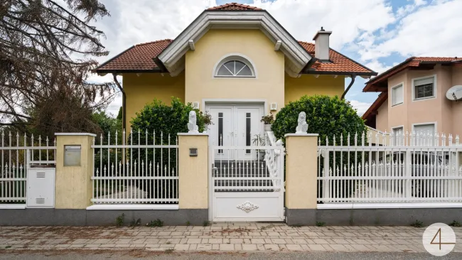 Wohnen mit Stil – Exklusives Einfamilienhaus mit traumhaftem Garten und idyllischem Teich ! - Titelbild