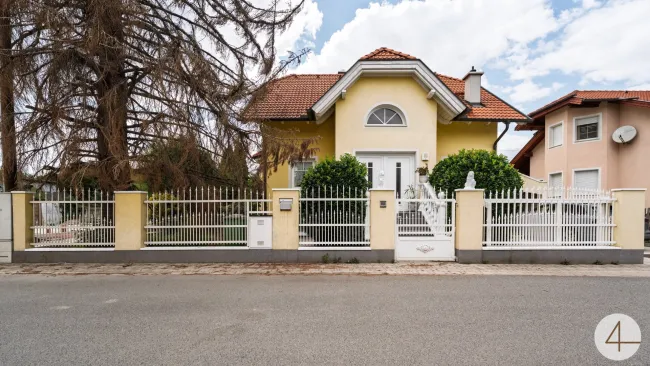Wohnen mit Stil – Exklusives Einfamilienhaus mit traumhaftem Garten und idyllischem Teich ! - Bild