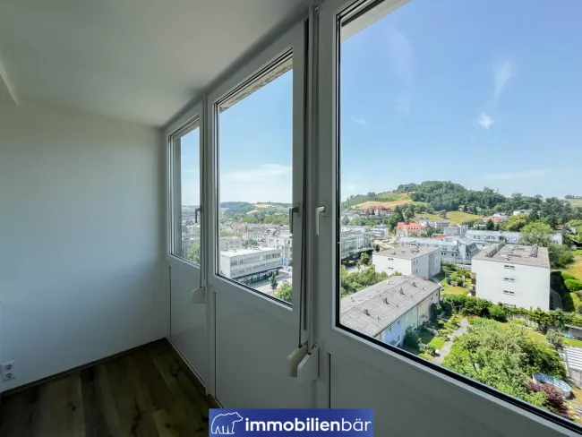 Wohnen mit Aussicht: Helle 2-Zimmer-Wohnung im 7. Stock mit Fernblick - Bild