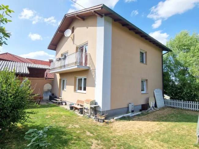 Ein-/Zweifamilienhaus im Grünen, zentrale Lage mit guter Verkehrsanbindung in Vorchdorf - Titelbild