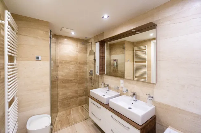 Badezimmer mit bodengleicher Dusche