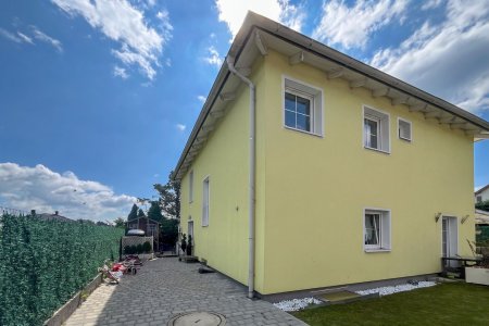 Familienidylle im Grünen: Modernes 6-Zimmer-Haus mit Garten und Anlage