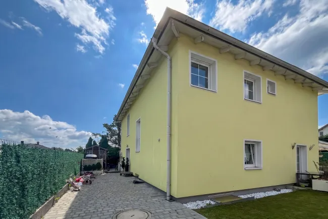 Familienidylle im Grünen: Modernes 6-Zimmer-Haus mit Garten und Anlage - Bild