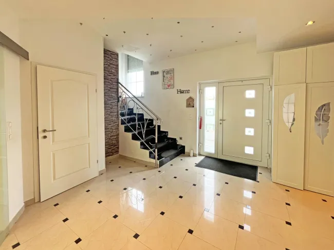 Familienidylle im Grünen: Modernes 6-Zimmer-Haus mit Garten und Anlage - Bild