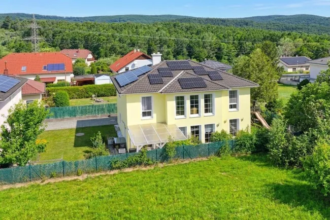 Familienidylle im Grünen: Modernes 6-Zimmer-Haus mit Garten und Anlage - Titelbild