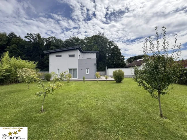 neuer Kaufpreis: Gepflegtes Zuhause nahe dem Mattsee mit großem Garten, Dachterrasse und Doppel-Carport! - Titelbild