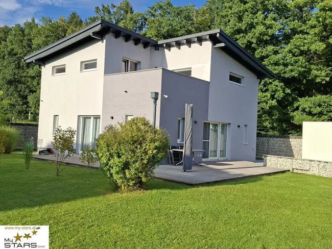 neuer Kaufpreis: Gepflegtes Zuhause nahe dem Mattsee mit großem Garten, Dachterrasse und Doppel-Carport! - Bild