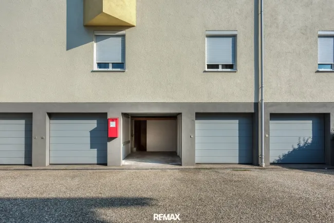 Garage mit Parkplatz