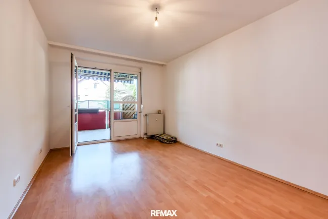 Schlafzimmer mit Ausgang zur Loggia