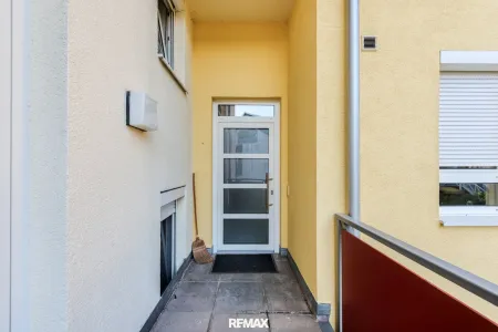 Wohnungseingang mit eigenem Balkon