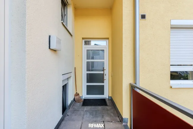 Wohnungseingang mit eigenem Balkon