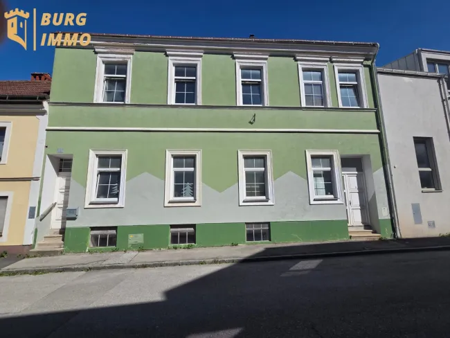 Vielseitiges Mehrfamilienhaus mit Entwicklungspotenzial nahe dem Hauptplatz - Titelbild