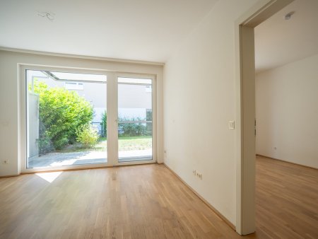 GARTENplatz.OBERNDORF | Neuwertige 2-Zimmer-Gartenwohnung mit Tiefgaragen- & Außenstellplatz