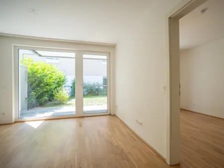GARTENplatz.OBERNDORF | Neuwertige 2-Zimmer-Gartenwohnung mit Tiefgaragen- & Außenstellplatz
