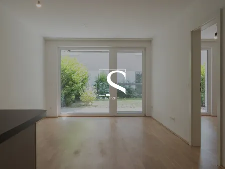GARTENplatz.OBERNDORF | Neuwertige 2-Zimmer-Gartenwohnung mit Tiefgaragen- & Außenstellplatz