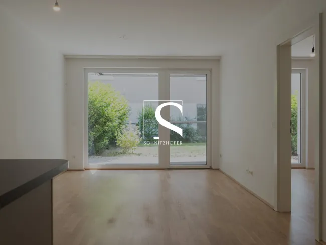 GARTENplatz.OBERNDORF | Neuwertige 2-Zimmer-Gartenwohnung mit Tiefgaragen- & Außenstellplatz - Titelbild