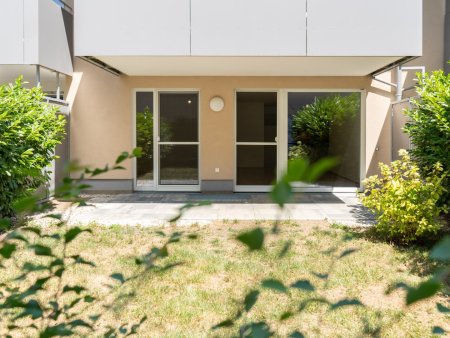 GARTENplatz.OBERNDORF | Neuwertige 2-Zimmer-Gartenwohnung mit Tiefgaragen- & Außenstellplatz
