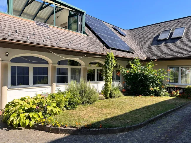 Stilvolles Einfamilienhaus in idyllischer ruhiger Lage in Großpetersdorf - Titelbild