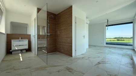 EXKLUSIVES WOHNEN MIT PANORAMABLICK - Moderne Doppelhaushälfte mit ca. 160 m² Wohnfläche • Nur 10 Minuten von Wiener Neustadt