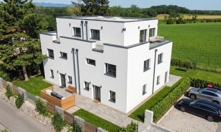 EXKLUSIVES WOHNEN MIT PANORAMABLICK - Moderne Doppelhaushälfte mit ca. 160 m² Wohnfläche • Nur 10 Minuten von Wiener Neustadt